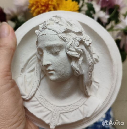 Гипсовое панно Мадонна