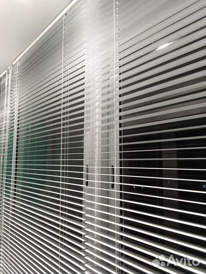 Жалюзи и рулонные шторы на окна