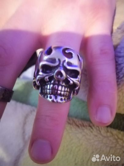 Кольцо, и перстень череп
