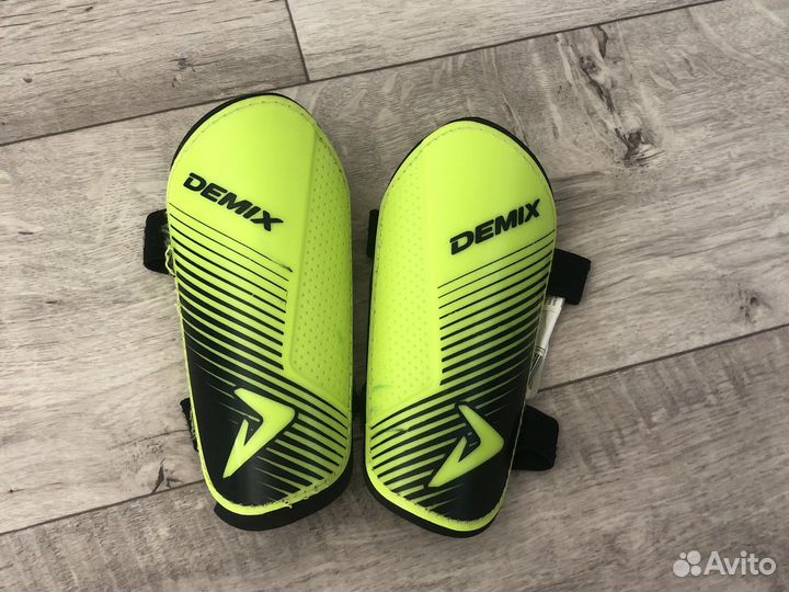 Футбольные щитки Demix