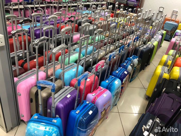 Продавец консультант в магазин чемоданов