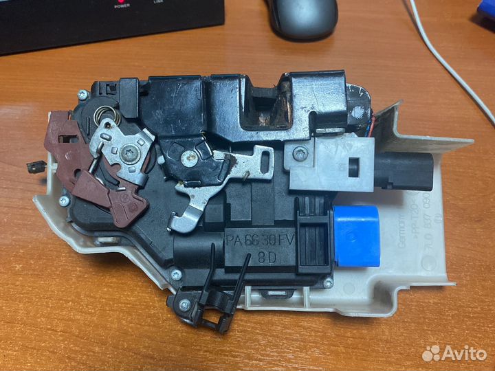 Замок двери передний правой touareg 1