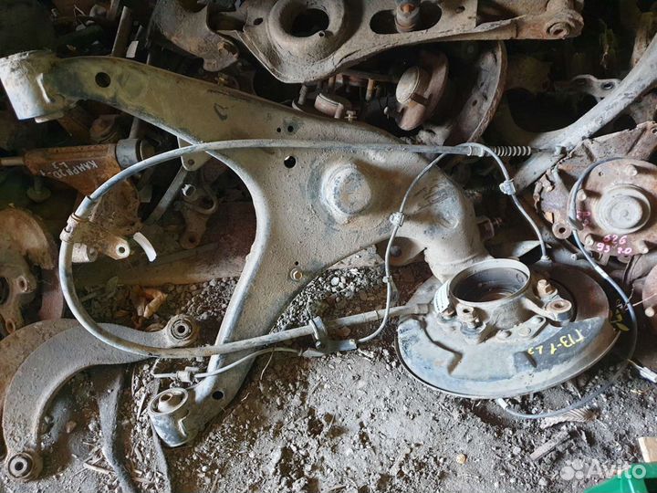 Кулак задний левый granvia