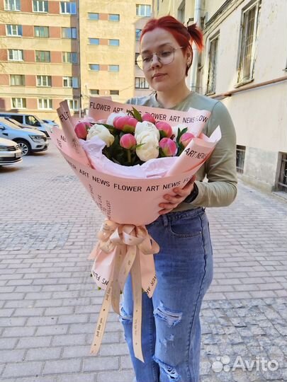 Букет из 13 белых и коралловых пионов