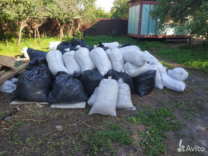 Сухие опилки в мешках