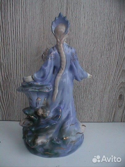 Фарфоровая статуэтка 