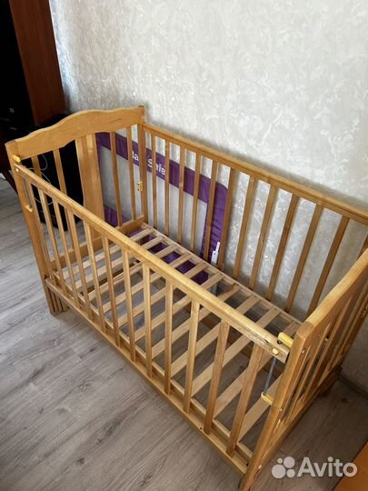 Детская кроватка с маятником