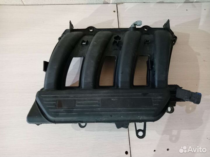 Колектор впускной на рено сандеро 2 2014г