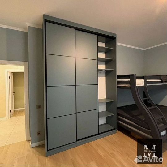 Книжный шкаф