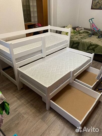 Выдвижная детская кровать из дерева для двоих