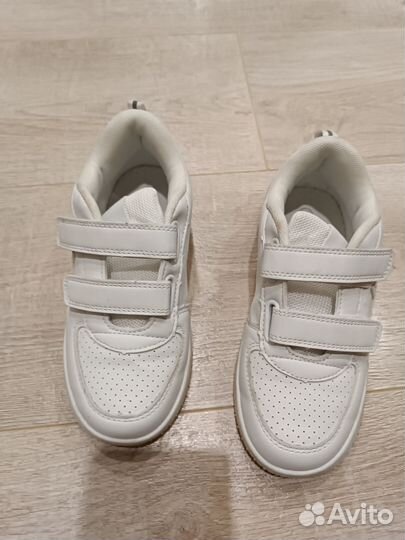 Белые кроссовки