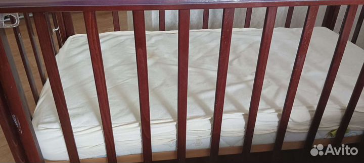 Детская кроватка с универсальным маятником
