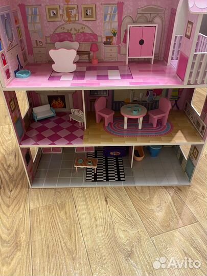 Кукольный домик с мебелью