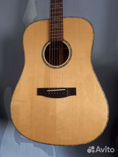 Акустическая гитара из массива палисандра, в кейсе