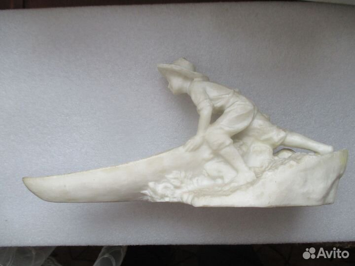 Статуэтка Юный рыбак. колкий пластик