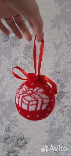 Новогодняя игрушка и свечи и упаковка