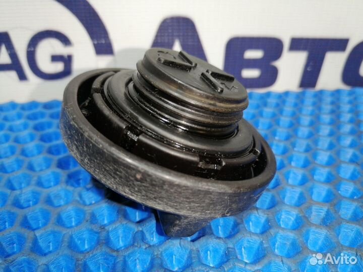 Крышка маслозаливной горловины Nissan Wingroad