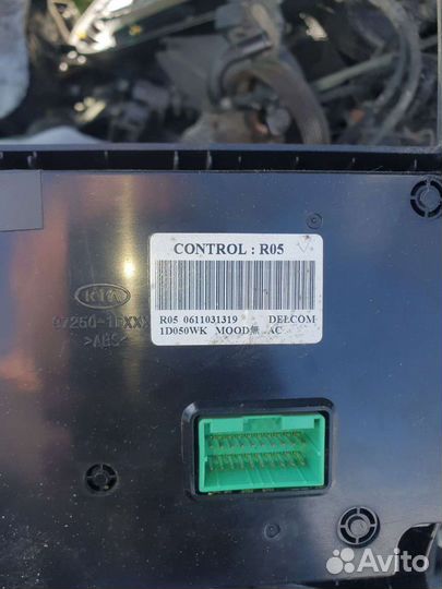 Kia carens 3 2.0 2008 г консоль центральная