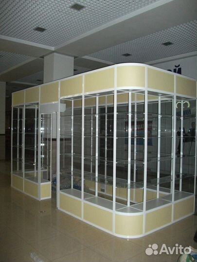 Торговый островок, стеклянные витрины