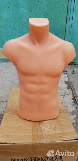 Итальянские хромированные вешала и маникены