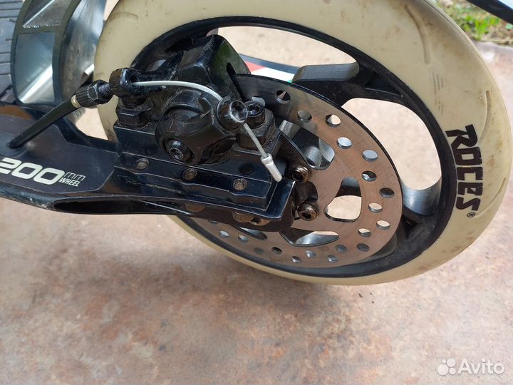 Самокат для мальчиков с ручным тормозом roces