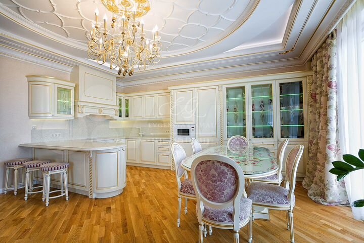 4-к. квартира, 180 м², 5/8 эт.