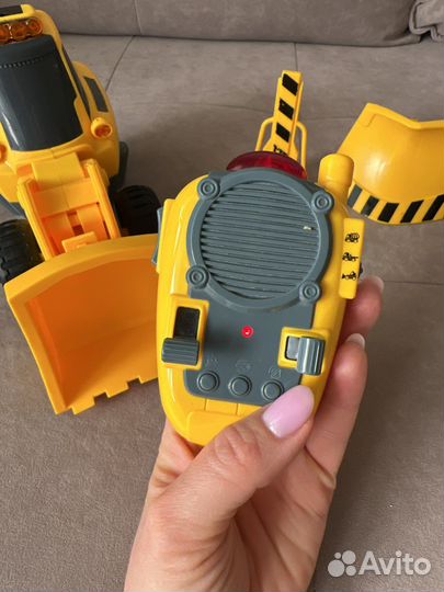 Игрушечный экскаватор на радиоуправлении