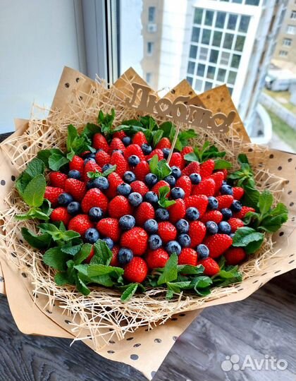 Букет клубничный с голубикой и мятой арт. 3504 в Х