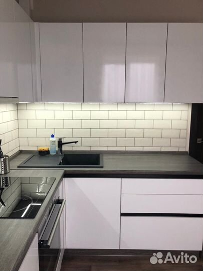 Гарнитур кухонный. Влагостойкая столешница