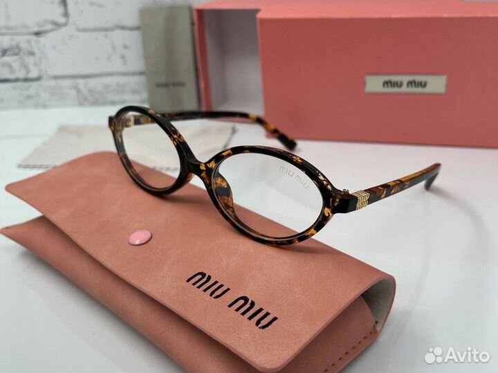 Солнцезащитные очки Miu Miu