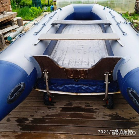 Лодочный мотор и лодка