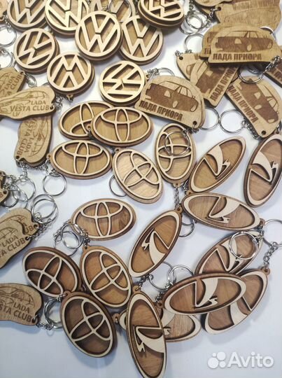 Брелоки оптом выполненные из дерева 60 шт