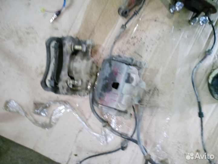 Суппорт передний левый Ниссан Вингроад WRY11