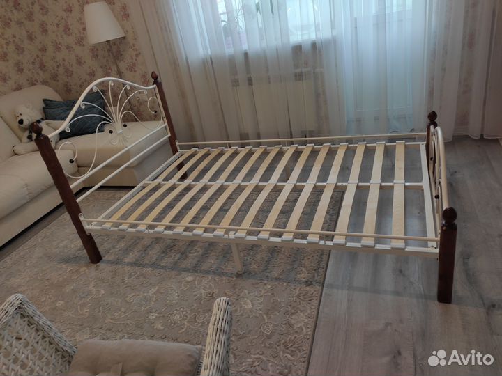 Кровать
