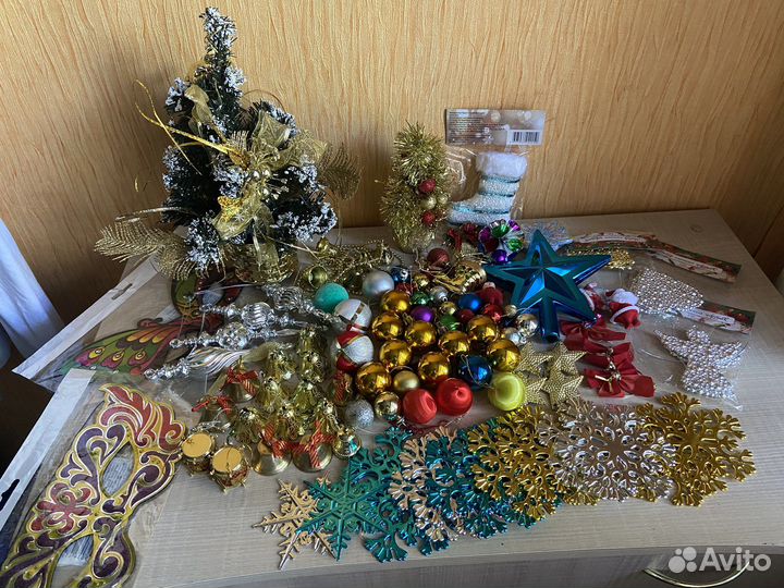 Ёлочные игрушки и мишура