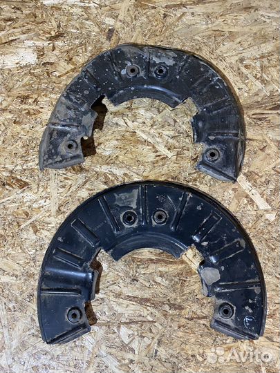 Пыльник тормозного диска VW Touareg 02-18