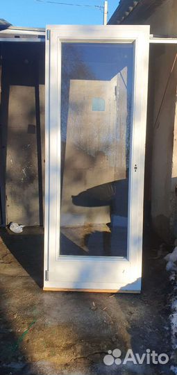 Дверь из массива дерева с коробкой