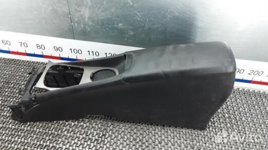 Подлокотник центральный toyota avensis T27 (UBN03I