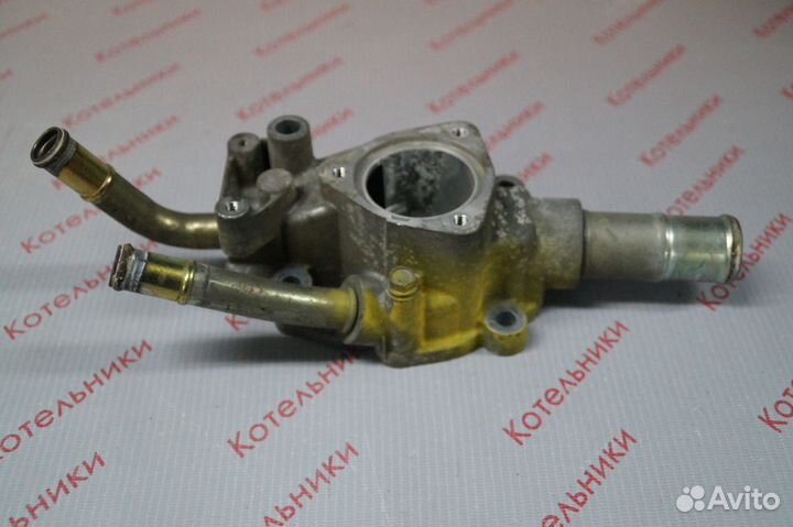 Nissan 11061-AU300 Корпус термостата