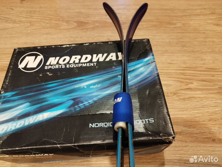 Лыжи, ботинки и палки для ребенка