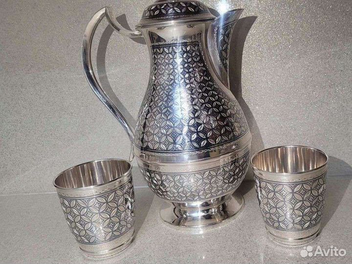 Кувшин и два стакана