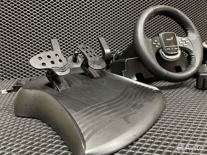 Игровой руль 900 градусов с обратной связью Genius