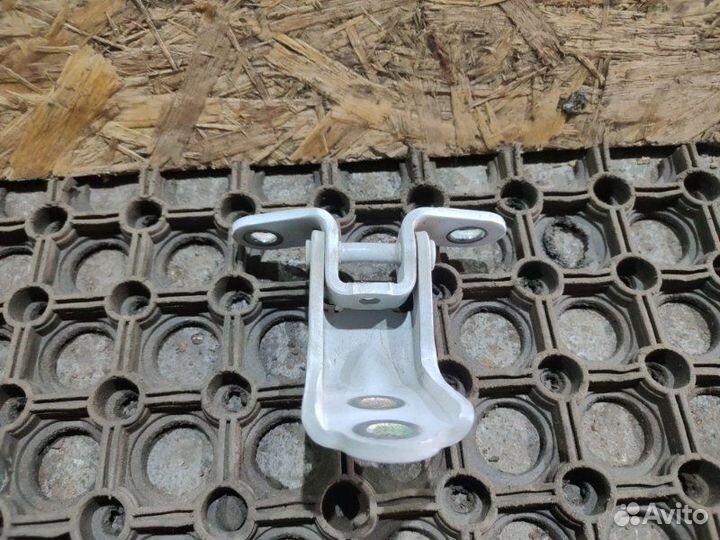 Петля двери передняя левая Genesis G70 седан G4KL