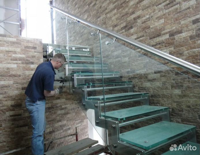 Монтажник лестниц