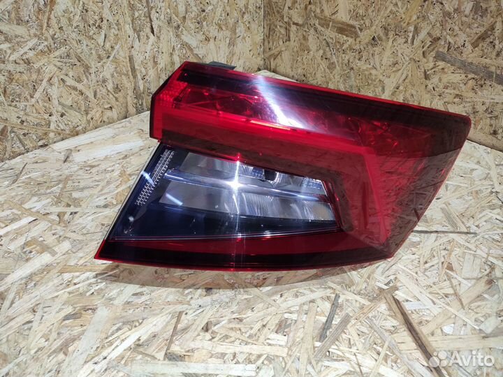 Фонарь правый наруж. scoda karoq