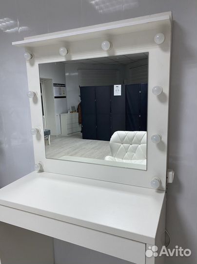 Гримёрный столик с зеркалом