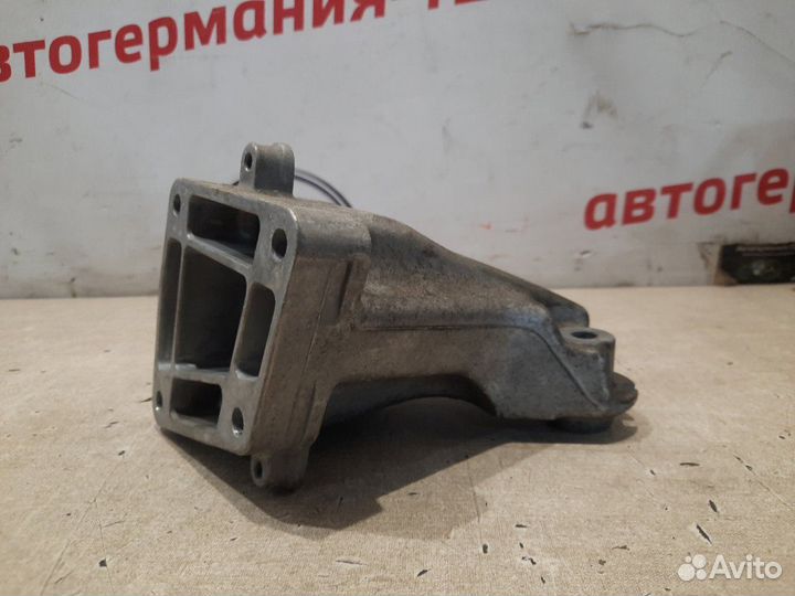 Кронштейн двигателя правый Mercedes E350 W212