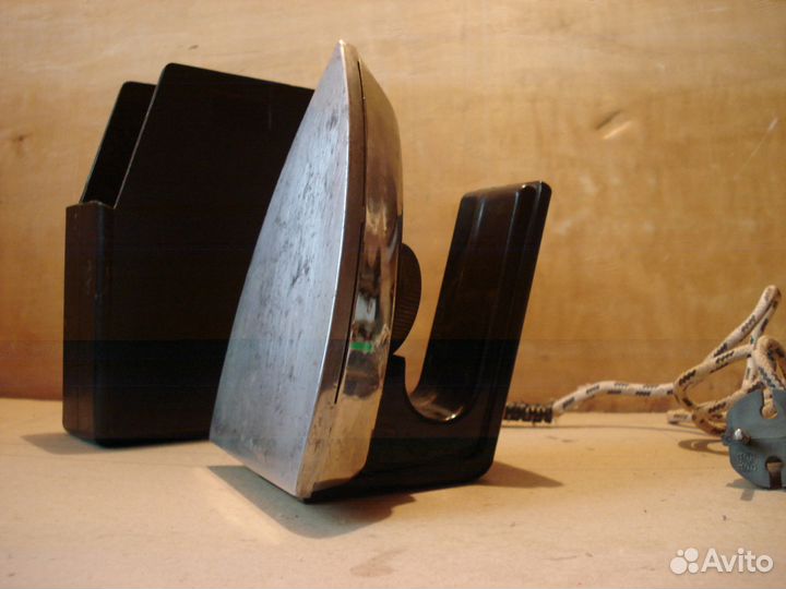 Утюг малогабаритный и утюг бытовой