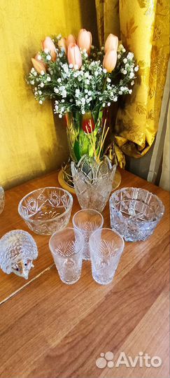 Хрустальные бокалы и салатники