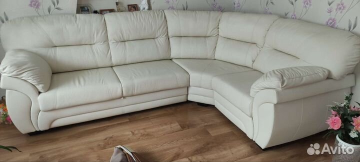 Угловой кожаный диван